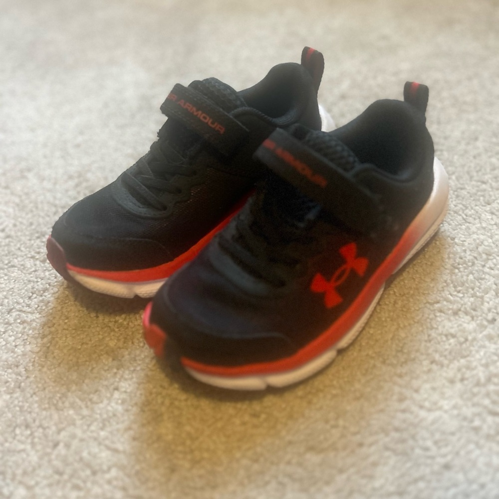 4.99 SHIPPING Boys Reebok Velcro Sneakers